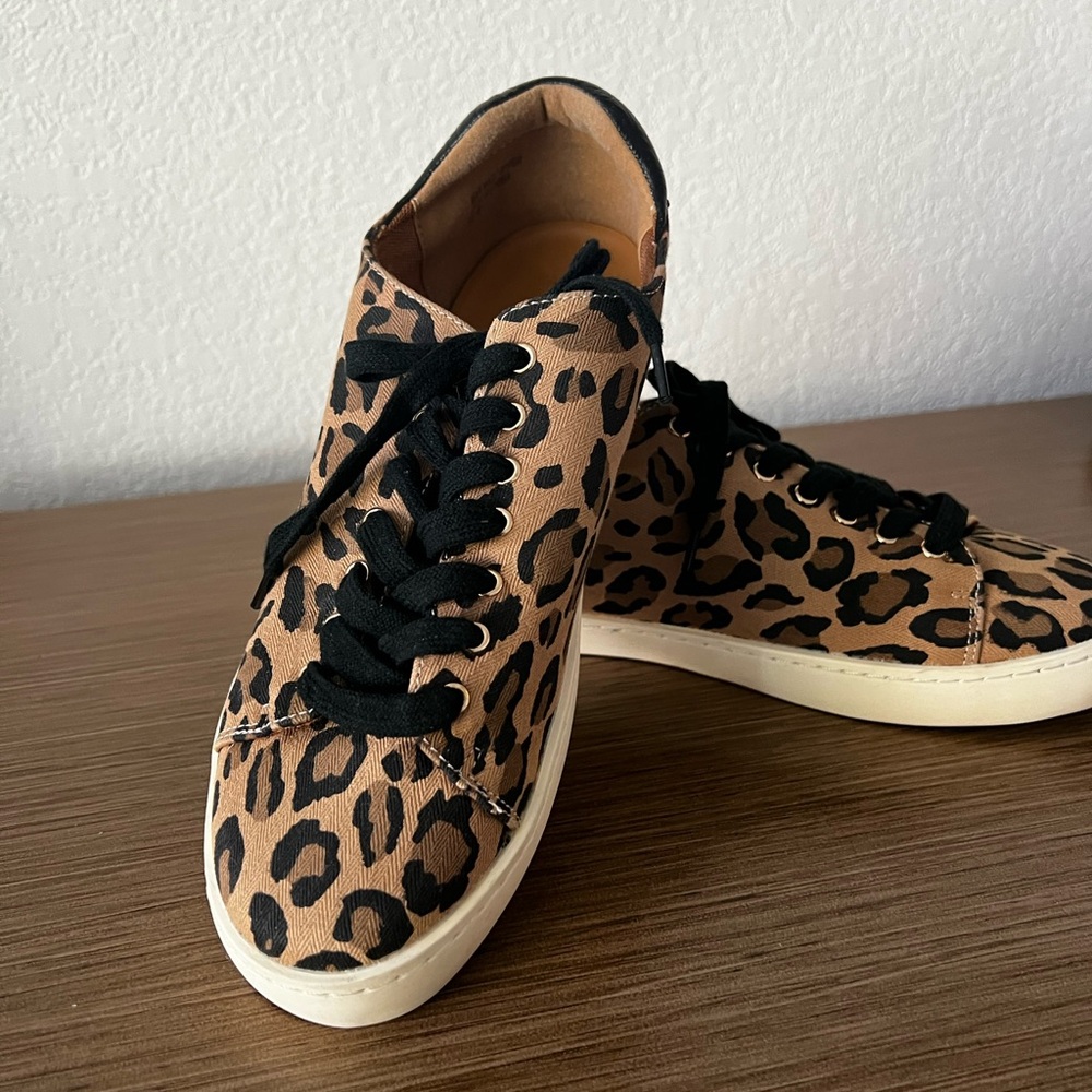 Mi.iM Leopard Print soft canvas sneakers.